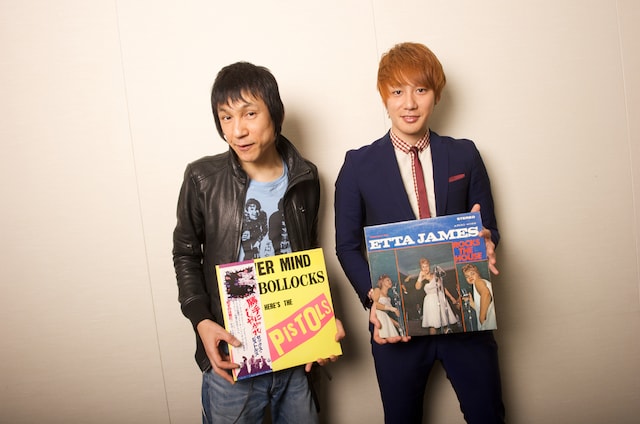 お気に入りのアナログレコードを手にしたヒロト（ザ・クロマニヨンズ）、ROY（THE BAWDIES）。