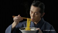 桃屋CM「辛そうで辛くない少し辛いラー油 ラー油は桃屋 塩ラーメン編」より。