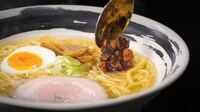 桃屋CM「辛そうで辛くない少し辛いラー油 ラー油は桃屋 塩ラーメン編」より。