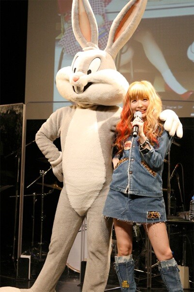 バッグス・バニー（左）とMilky Bunnyこと益若つばさ（右）。