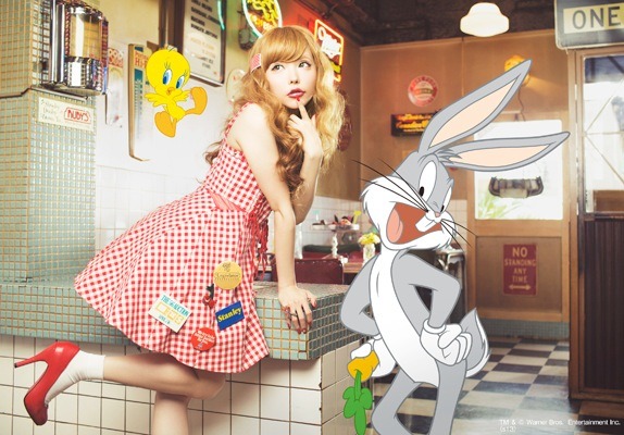 バッグス・バニーとの共演が実現したMilky Bunnyの最新アーティスト写真。