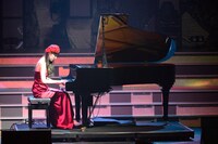 「AKB48 ユニット祭り 2013」の模様。松井咲子によるピアノ演奏「心の譜面」（C）AKS