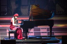 「AKB48 ユニット祭り 2013」の模様。松井咲子によるピアノ演奏「心の譜面」（C）AKS