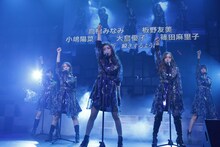 「AKB48 ユニット祭り 2013」の模様。チームサプライズメンバー5人「1994年の雷鳴」（C）AKS