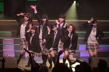 「AKB48 ユニット祭り 2013」の模様。渡り廊下走り隊7「初恋ダッシュ」（C）AKS