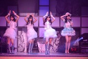 「AKB48 ユニット祭り 2013」の模様。指原莉乃、村重杏奈、本村碧唯、中西智代梨「意気地なしマスカレード」（C)AKS