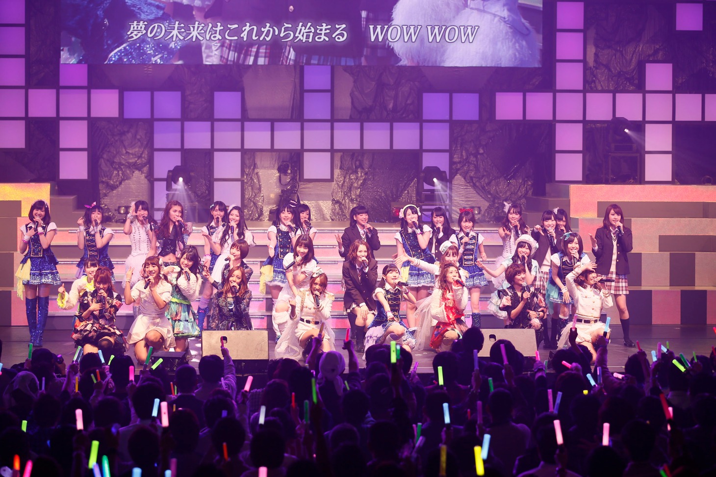 「AKB48 ユニット祭り 2013」の模様。ALLメンバーによる「少女たちよ」（C)AKS