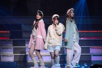 「AKB48 ユニット祭り 2013」の模様。川栄李奈、加藤玲奈、入山杏奈「パジャマドライブ」（C)AKS