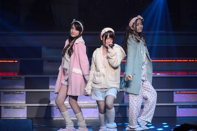 「AKB48 ユニット祭り 2013」の模様。川栄李奈、加藤玲奈、入山杏奈「パジャマドライブ」（C)AKS