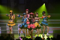 「AKB48 ユニット祭り 2013」の模様。大島涼花、木本花音、木崎ゆりあ、白間美瑠、兒玉遥、朝長美桜「投げキッスで撃ち落せ！」（C)AKS