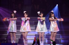 「AKB48 ユニット祭り 2013」の模様。島崎遥香、松井玲奈、宮脇咲良、與儀ケイラ「チョコの行方」（C)AKS