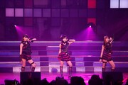 「AKB48 ユニット祭り 2013」の模様。高橋朱里、向田茉夏、永尾まりや「黒い天使」（C)AKS