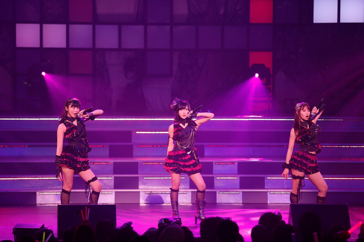 「AKB48 ユニット祭り 2013」の模様。高橋朱里、向田茉夏、永尾まりや「黒い天使」（C)AKS