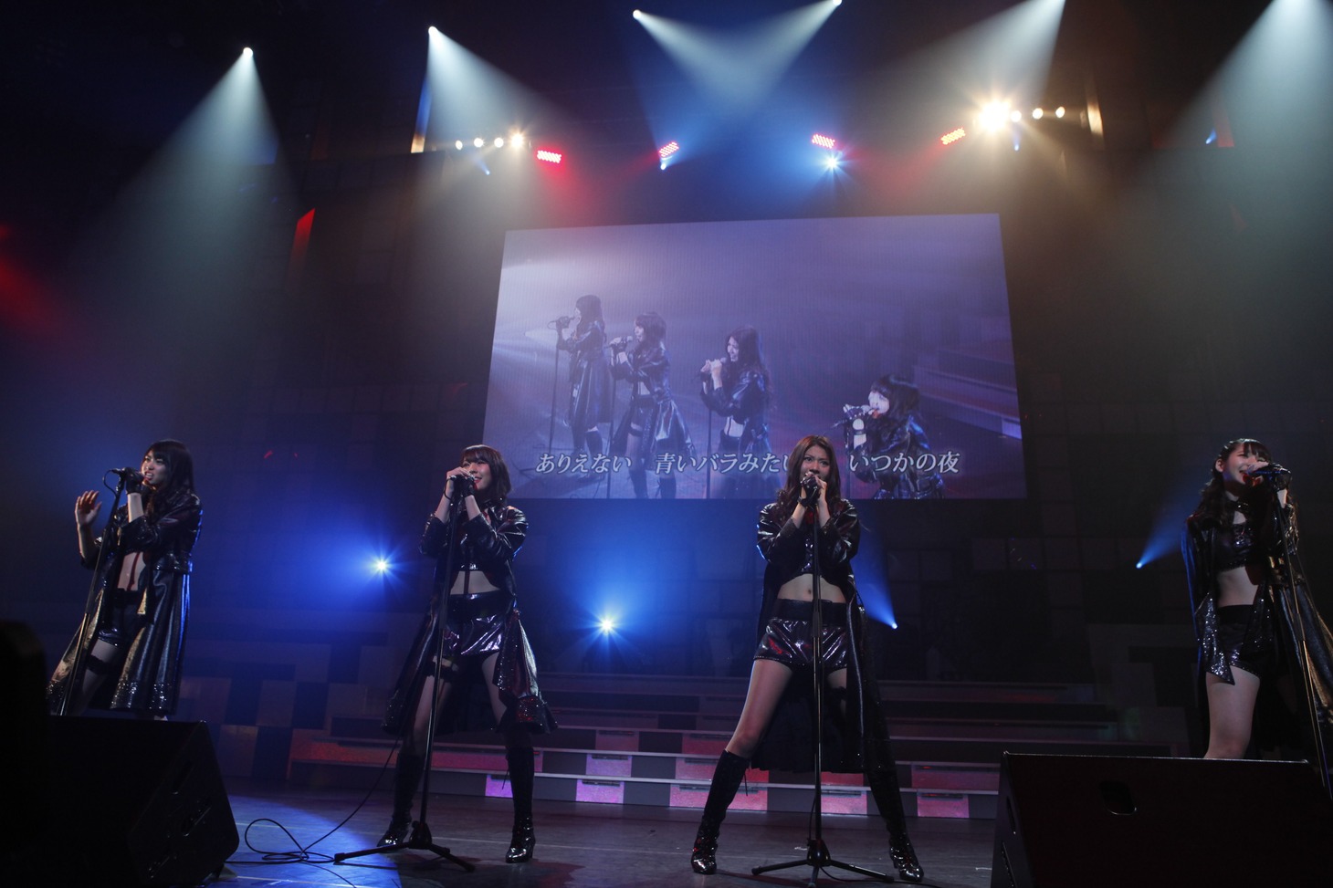 「AKB48 ユニット祭り 2013」の模様。藤江れいな、阿部マリア、前田亜美、松岡菜摘「Blue rose」（C)AKS