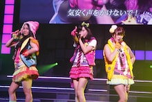 「AKB48 ユニット祭り 2013」の模様。田野優花、渡辺美優紀、山内鈴蘭「ツンデレ！」（C)AKS