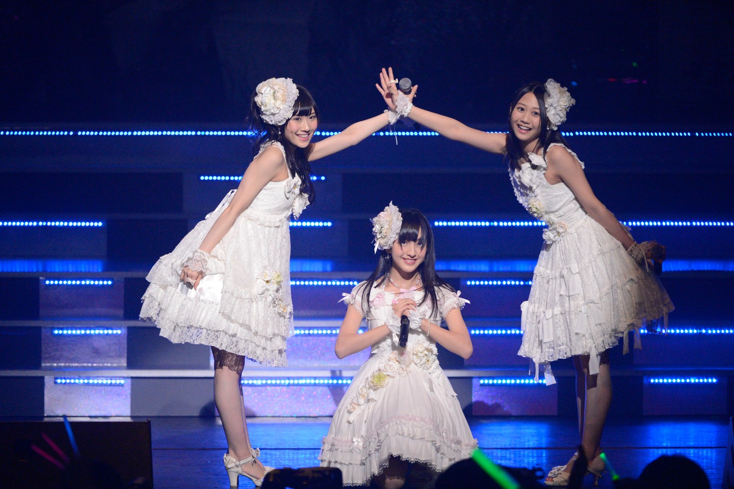 「AKB48 ユニット祭り 2013」の模様。古畑奈和、田島芽瑠、矢倉楓子「初恋よ こんにちは」（C)AKS