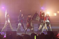 「AKB48 ユニット祭り 2013」の模様。岡田奈々、岩田華怜、菅なな子、藤本美月、山本彩「鏡の中のジャンヌ・ダルク」（C)AKS