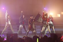 「AKB48 ユニット祭り 2013」の模様。岡田奈々、岩田華怜、菅なな子、藤本美月、山本彩「鏡の中のジャンヌ・ダルク」（C)AKS