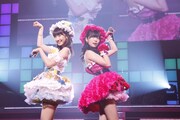 「AKB48 ユニット祭り 2013」の模様。指原莉乃、柏木由紀「大人ジェリービーンズ」（C)AKS