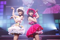「AKB48 ユニット祭り 2013」の模様。指原莉乃、柏木由紀「大人ジェリービーンズ」（C)AKS