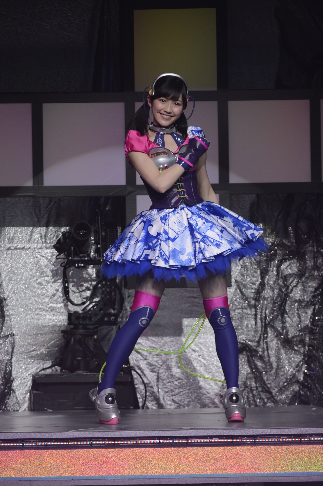 「AKB48 ユニット祭り 2013」の模様。渡辺麻友「ヒカルものたち」（C)AKS