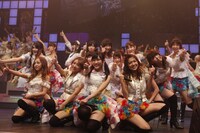「AKB48 ユニット祭り 2013」の模様。「真夏のSounds good!」（C)AKS