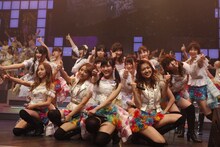 「AKB48 ユニット祭り 2013」の模様。「真夏のSounds good!」（C)AKS