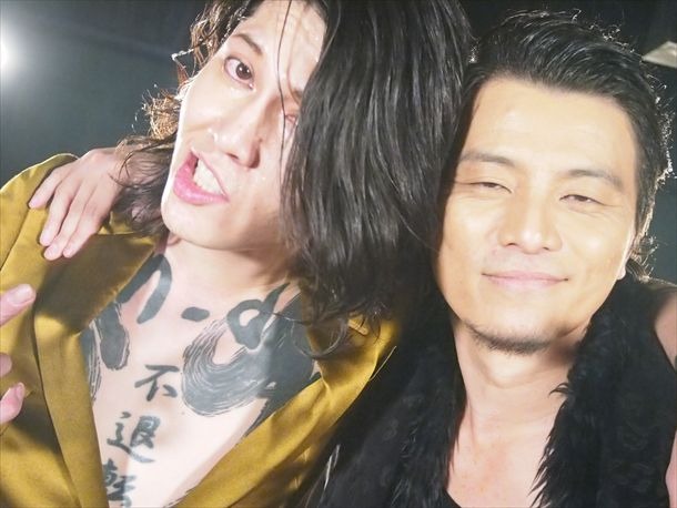 今回の番組で唯一の新録スタジオライブとなる、雅-MIYAVI-×KREVA「STRONG」のオフショット。
