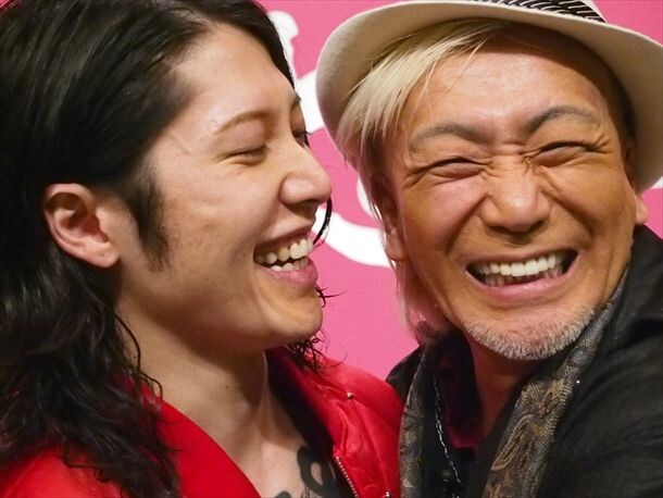 トーク収録後の雅-MIYAVI-（写真左）と玉置浩二（右）。