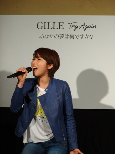 「Try Again」を熱唱するGILLE。