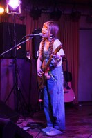 きさ（Vo, G）（撮影：塚田亮平）