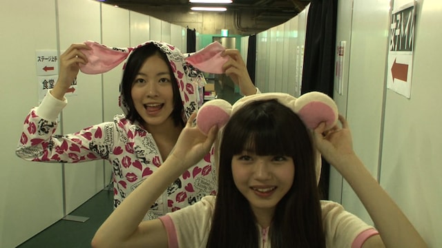 東京ドームの楽屋通路にて、同じウサギのレッスン着を着た市川美織（写真手前）と松井珠理奈（奥）。 (C)2013「DOCUMENTARY of AKB48」製作委員会