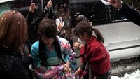 神田明神での参拝後、大雪の中成人の挨拶のため劇場へ向かう峯岸みなみ。 (C)2013「DOCUMENTARY of AKB48」製作委員会