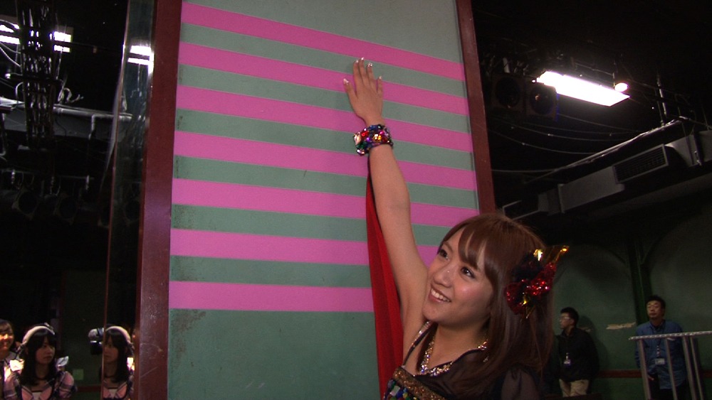 AKB48の7周年を迎えた日（2012年12月8日）に、7本目のピンクテープを貼る終えた高橋みなみ。 (C)2013「DOCUMENTARY of AKB48」製作委員会