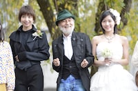 「So long!」ビデオクリップより。（C)AKS