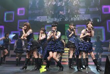 「AKB48 リクエストアワー セットリストベスト100 2013」1日目の様子。99位「僕のYELL」を披露するシアターガールズ。（C)AKS