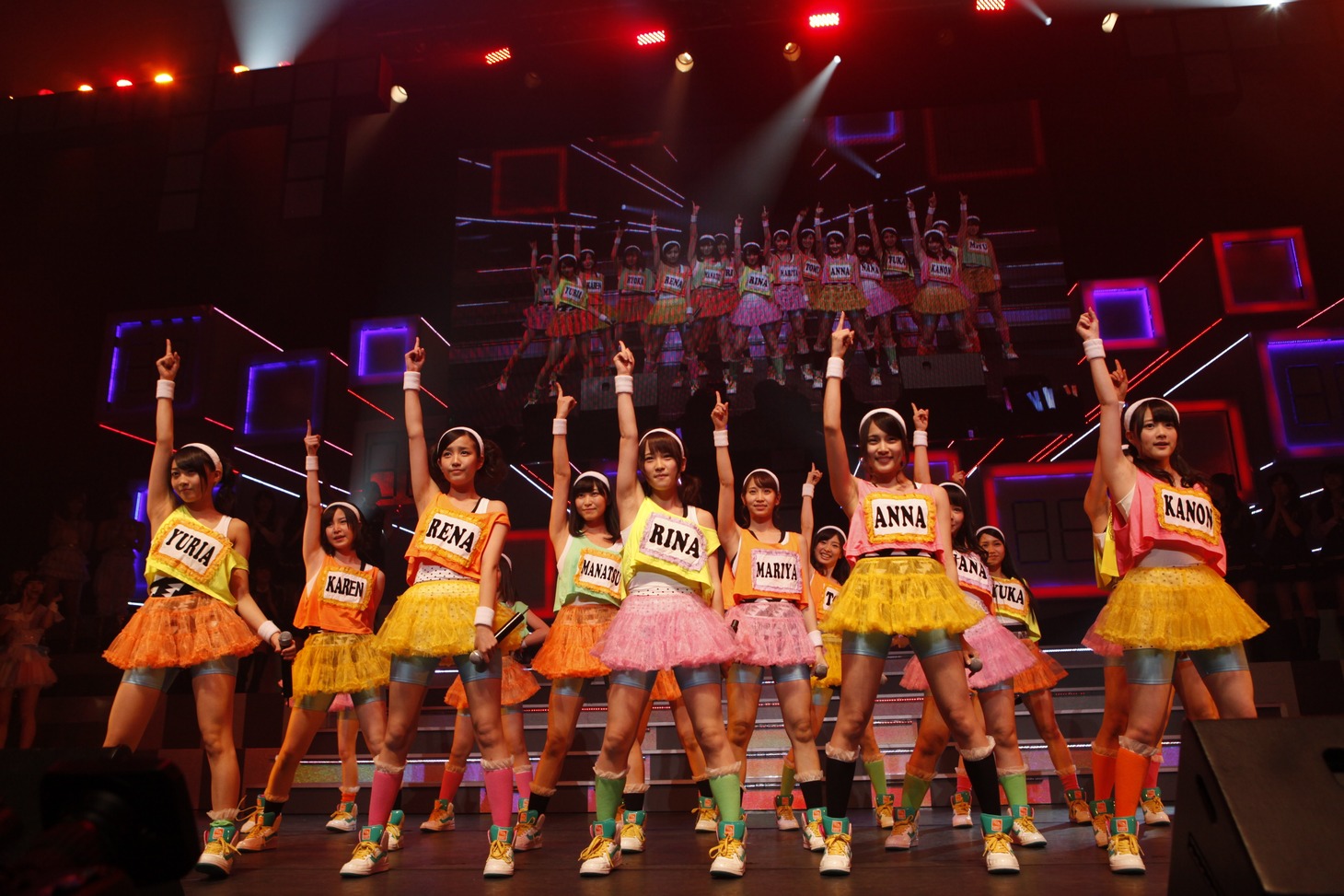 「AKB48 リクエストアワー セットリストベスト100 2013」1日目の様子。95位「次のSeason」を披露するアンダーガールズ。（C)AKS