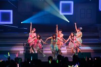 「AKB48 リクエストアワー セットリストベスト100 2013」1日目の様子。94位「片思いの対角線」を披露する佐藤すみれ、仁藤萌乃、小森美果。（C)AKS
