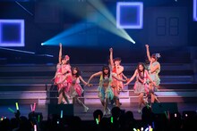 「AKB48 リクエストアワー セットリストベスト100 2013」1日目の様子。94位「片思いの対角線」を披露する佐藤すみれ、仁藤萌乃、小森美果。（C)AKS
