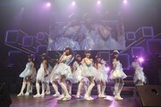 「AKB48 リクエストアワー セットリストベスト100 2013」1日目の様子。93位「呼び捨てファンタジー」を披露するチームB。（C)AKS