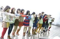 「So long!」ビデオクリップより。（C)AKS