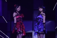 「AKB48 リクエストアワー セットリストベスト100 2013」1日目の様子。91位「眼差しサヨナラ」を披露する古川愛李、小木曽汐莉。（C)AKS