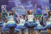 「AKB48 リクエストアワー セットリストベスト100 2013」1日目の様子。90位「パレオはエメラルド」を披露するSKE48。（C)AKS