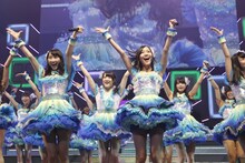 「AKB48 リクエストアワー セットリストベスト100 2013」1日目の様子。90位「パレオはエメラルド」を披露するSKE48。（C)AKS