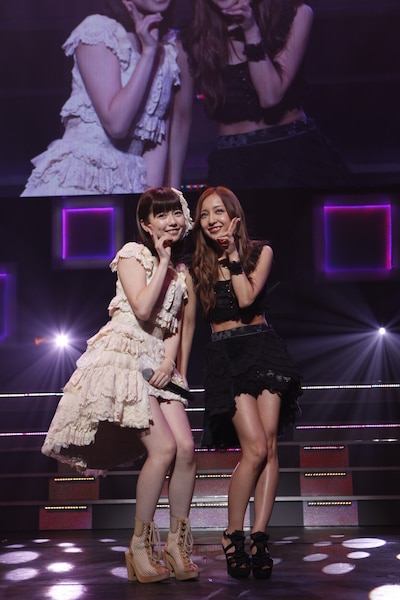「AKB48 リクエストアワー セットリストベスト100 2013」1日目の様子。89位「君と僕の関係」を披露する島崎遥香、板野友美。（C)AKS