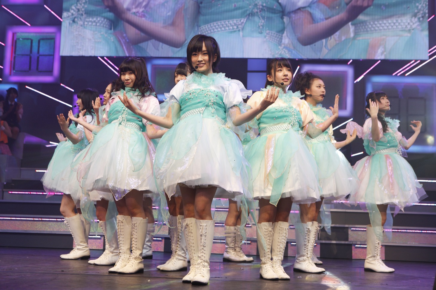 「AKB48 リクエストアワー セットリストベスト100 2013」1日目の様子。87位「結晶」を披露するNMB48。（C)AKS