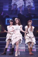 「AKB48 リクエストアワー セットリストベスト100 2013」1日目の様子。85位「心の端のソファー」を披露する藤江れいな、大島優子、梅田彩佳。（C)AKS