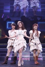 「AKB48 リクエストアワー セットリストベスト100 2013」1日目の様子。85位「心の端のソファー」を披露する藤江れいな、大島優子、梅田彩佳。（C)AKS