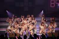 「AKB48 リクエストアワー セットリストベスト100 2013」1日目の様子。80位「ポニーテールとシュシュ」を披露するAKB48。（C)AKS