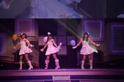 「AKB48 リクエストアワー セットリストベスト100 2013」1日目の様子。79位「天使のしっぽ」を披露する加藤玲奈、多田愛佳、仲谷明香。（C)AKS